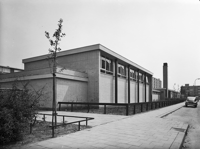 87237 Gezicht op een gedeelte van de School voor Individueel Voortgezet Onderwijs, later de P.F. van Overbeekeschool, ...